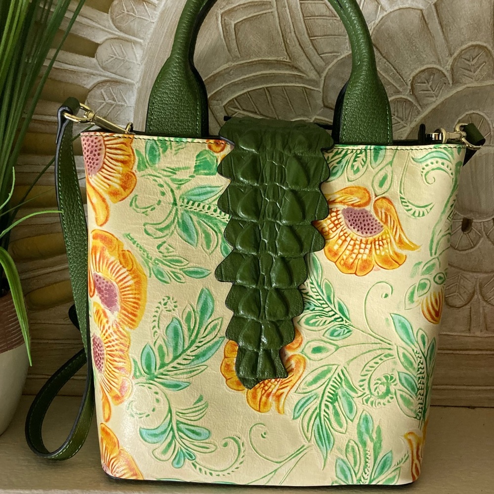 🌿Beautiful Pifuren tropical leather purse.